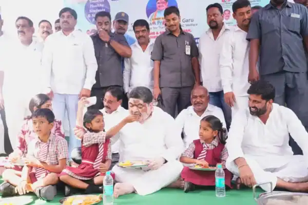 Ponnam Prabhakar at Raj Bhavan Govt School
